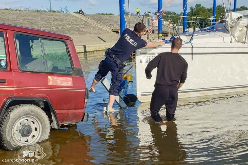 Toruń: policjanci pomogli załodze łodzi żaglowej