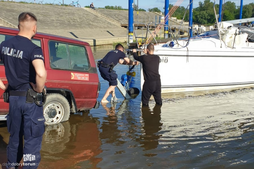 Toruń: policjanci pomogli załodze łodzi żaglowej