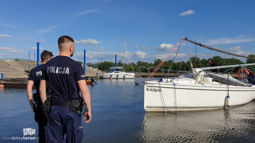 Toruń: policjanci pomogli załodze łodzi żaglowej