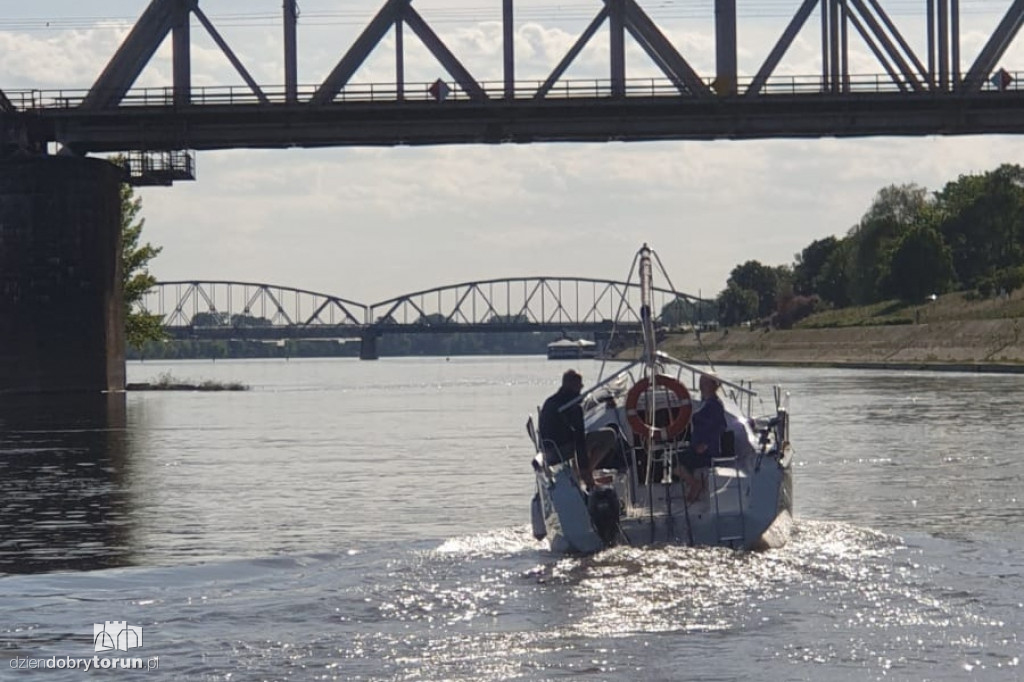 Toruń: policjanci pomogli załodze łodzi żaglowej