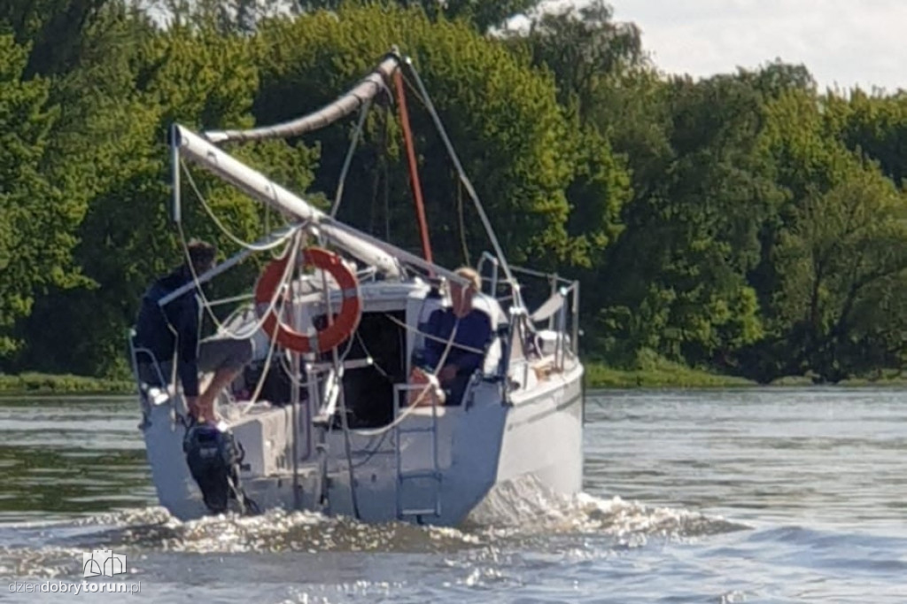 Toruń: policjanci pomogli załodze łodzi żaglowej
