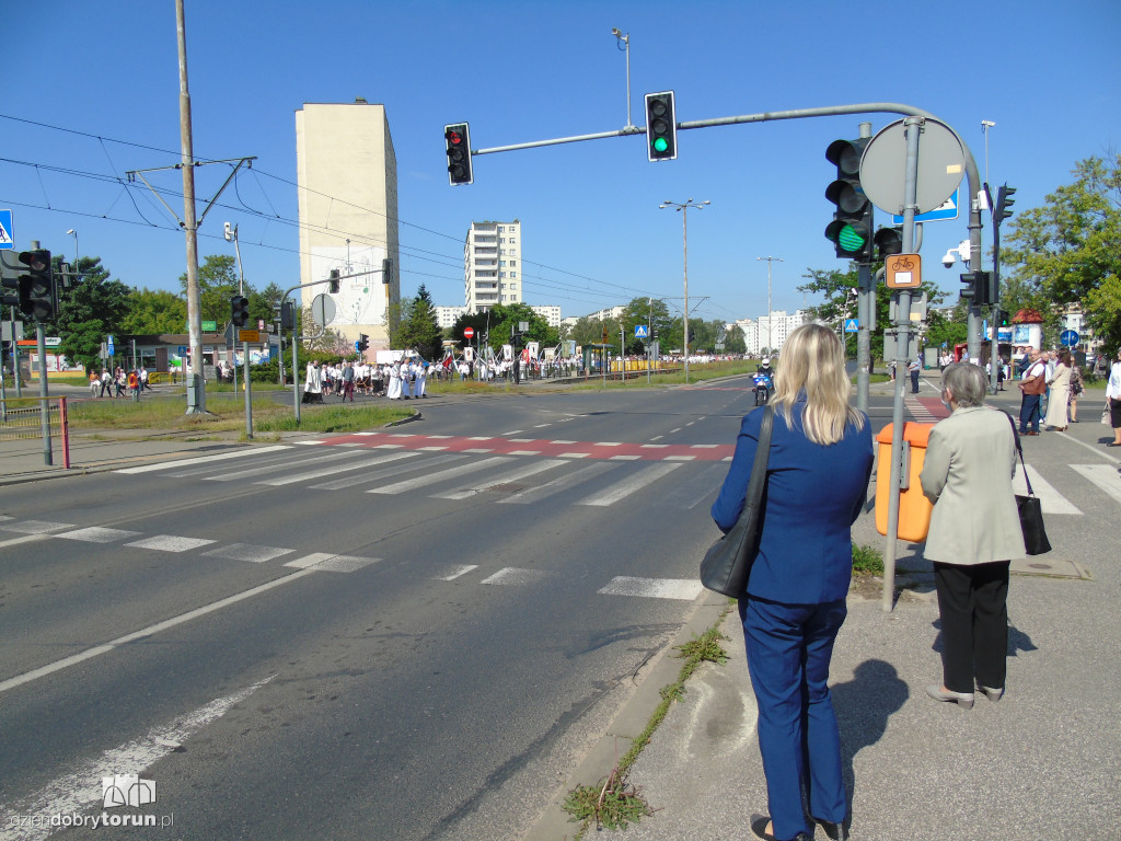 Torunianie wzięli udział w procesji Bożego Ciała