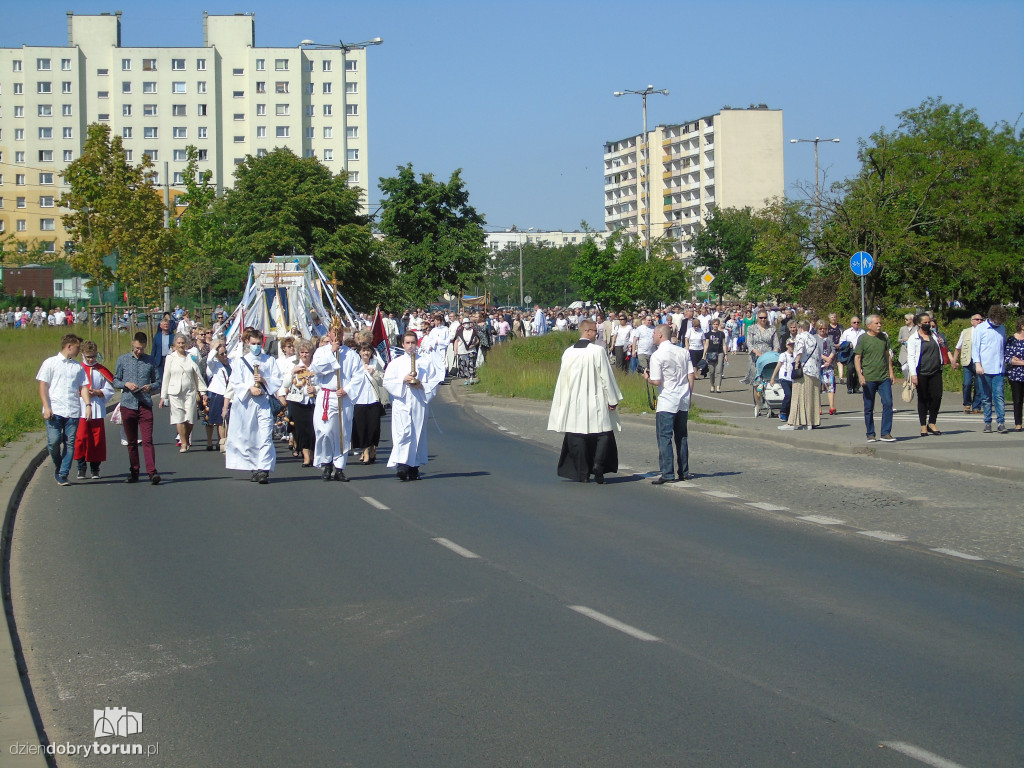 Torunianie wzięli udział w procesji Bożego Ciała