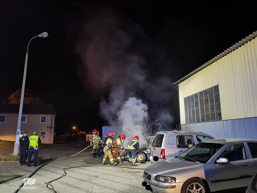 Nocny pożar aut w Toruniu