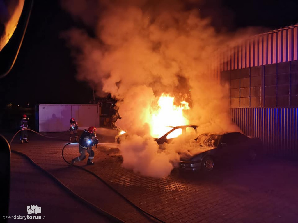 Nocny pożar aut w Toruniu