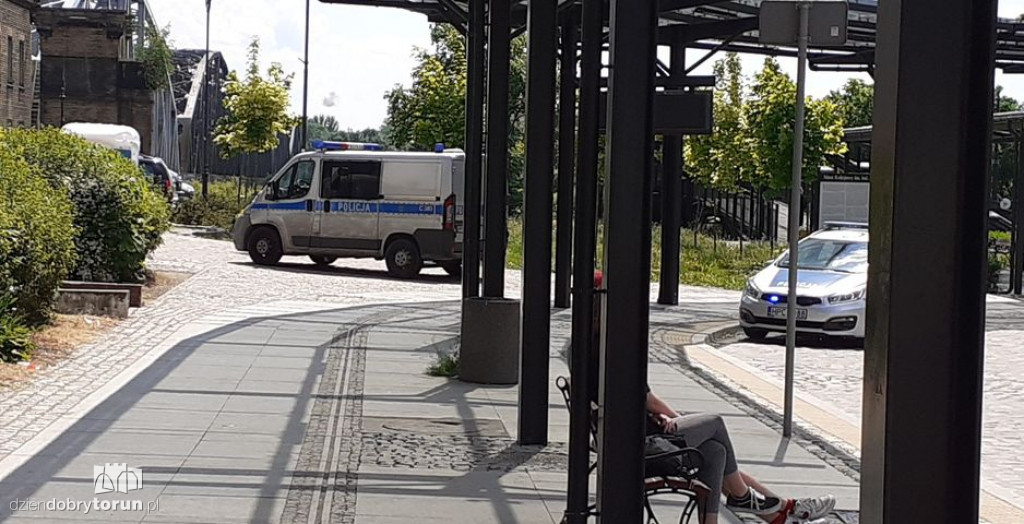 Akcja ratunkowa na moście kolejowym w Toruniu
