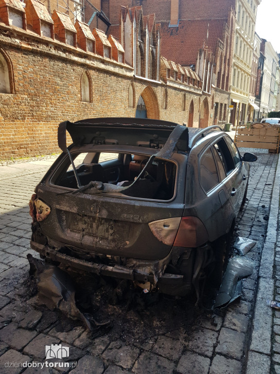Toruń: spalone auto na strarówce