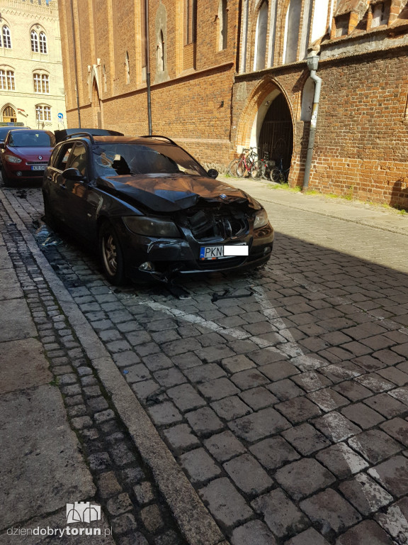 Toruń: spalone auto na strarówce