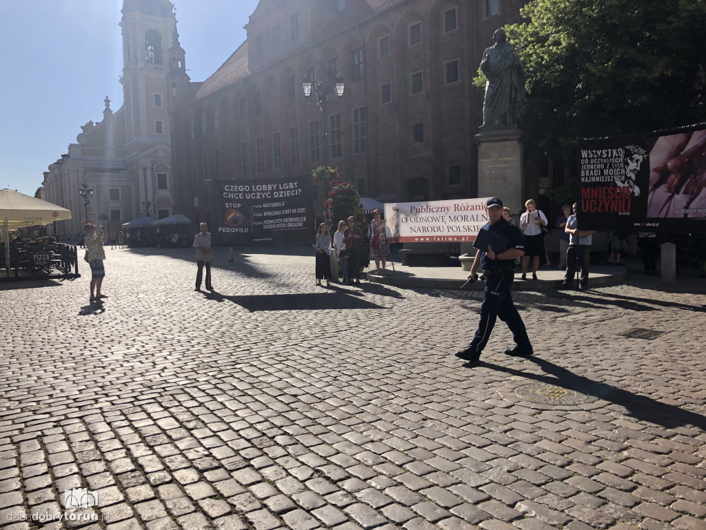 Toruń: różaniec pod pomnikiem Kopernika