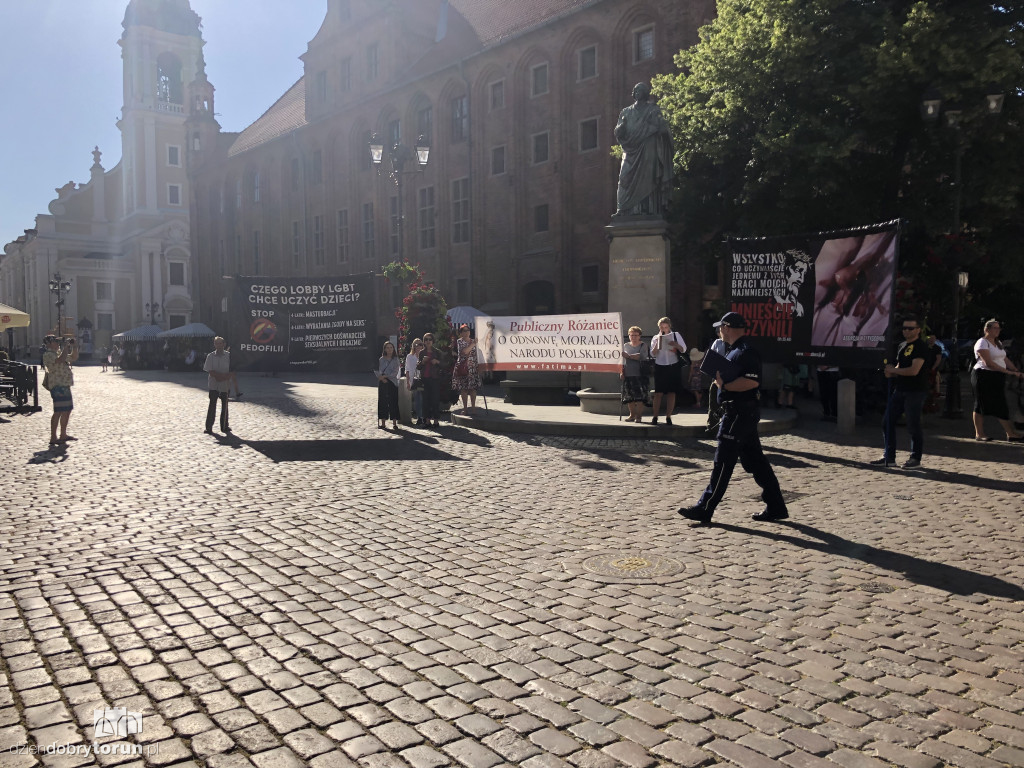 Toruń: różaniec pod pomnikiem Kopernika