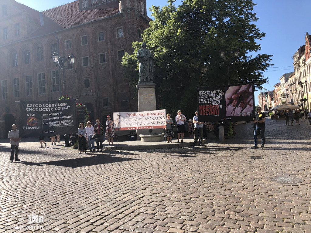 Toruń: różaniec pod pomnikiem Kopernika