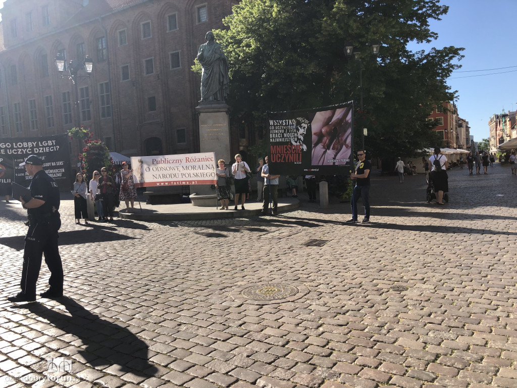 Toruń: różaniec pod pomnikiem Kopernika