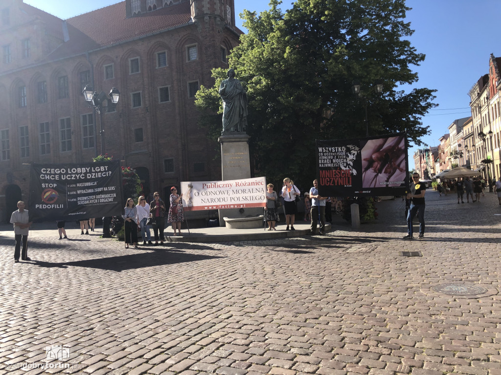 Toruń: różaniec pod pomnikiem Kopernika