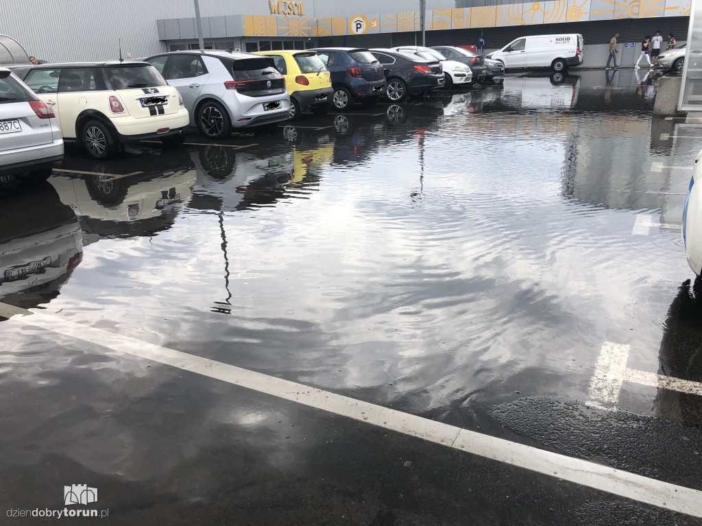Toruń: zalany parking podziemny jednej z galerii