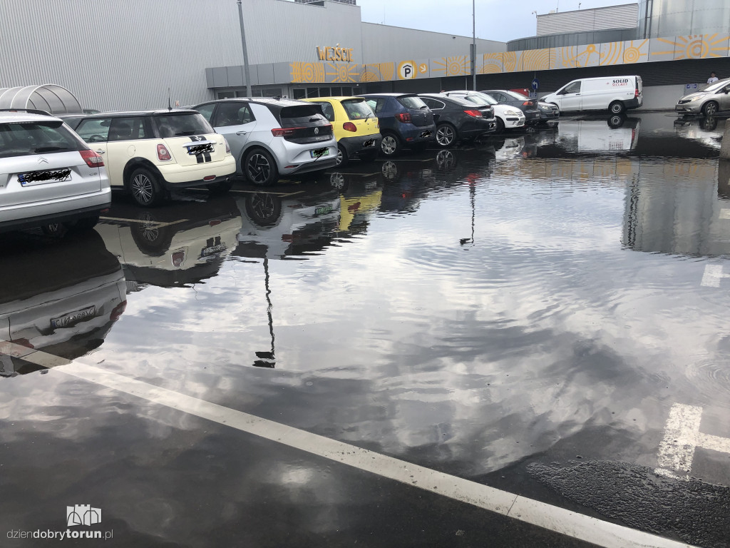 Toruń: zalany parking podziemny jednej z galerii