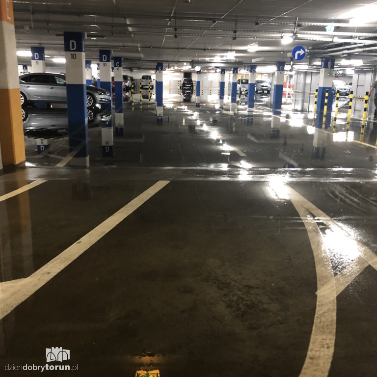Toruń: zalany parking podziemny jednej z galerii