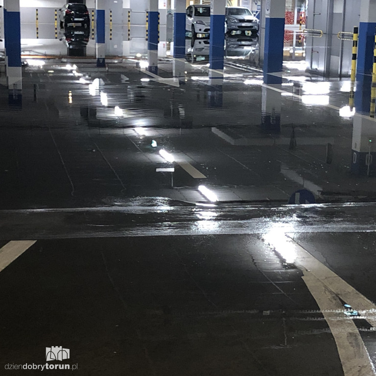 Toruń: zalany parking podziemny jednej z galerii