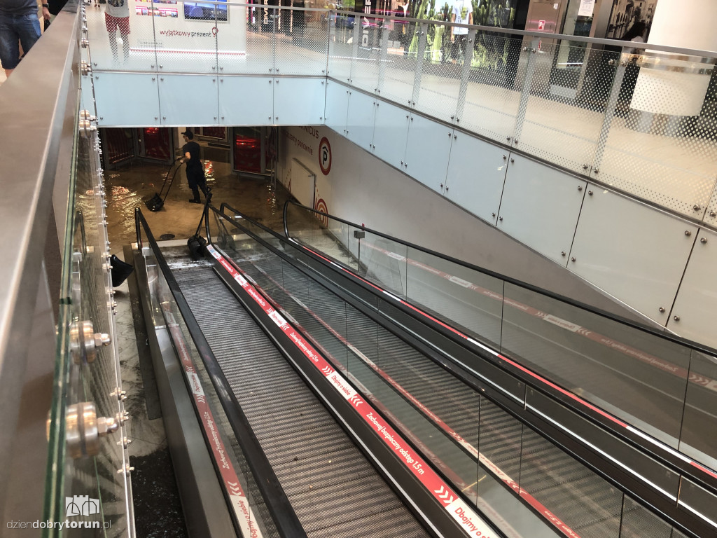 Toruń: zalany parking podziemny jednej z galerii