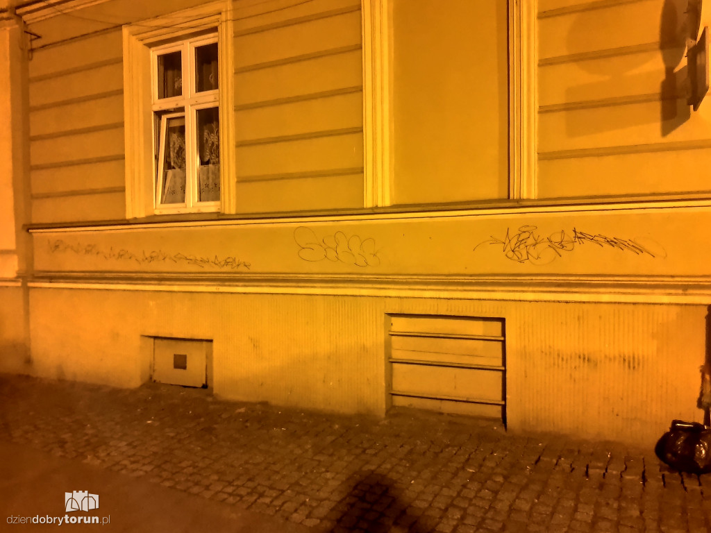 Toruń: zniszczył elewację budynku na starówce