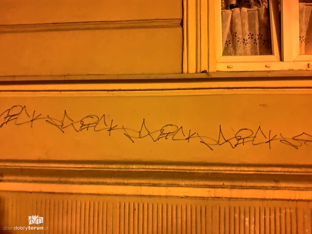 Toruń: zniszczył elewację budynku na starówce