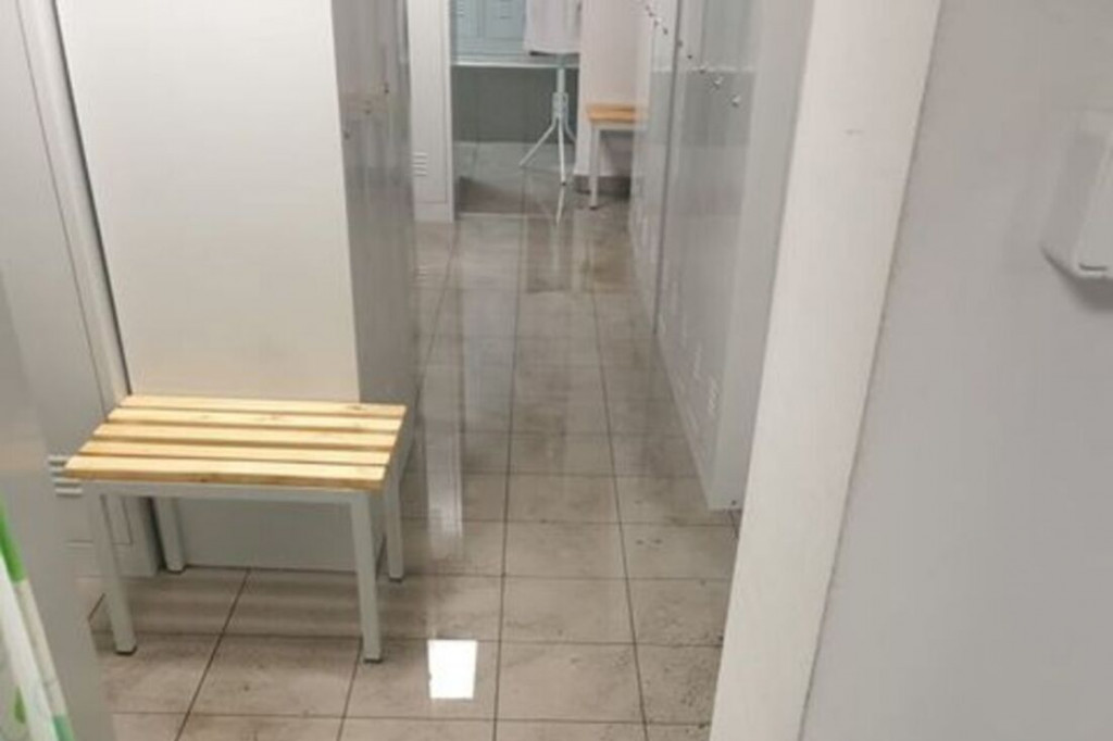 Zalane szatnie w szpitalu miejskim