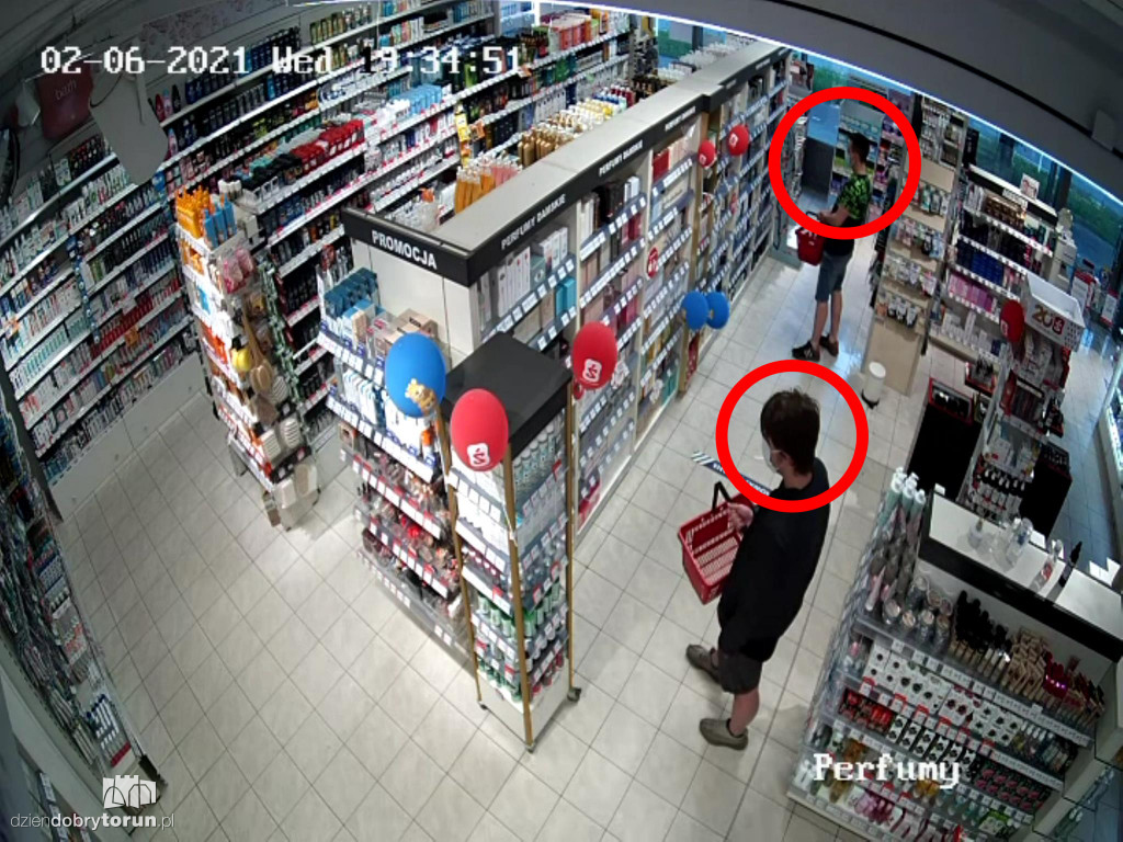 Złodzieje perfum z drogerii w Toruniu