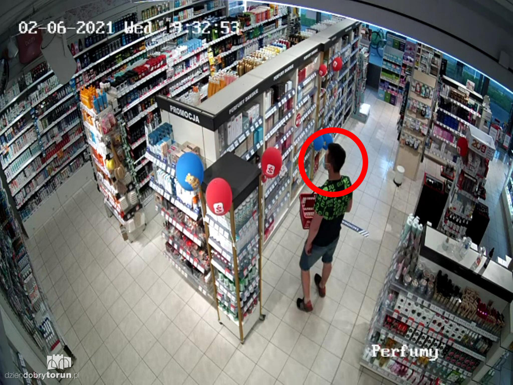 Złodzieje perfum z drogerii w Toruniu
