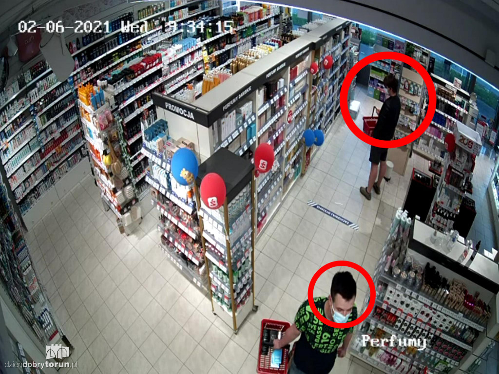 Złodzieje perfum z drogerii w Toruniu