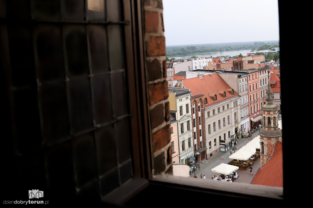 Nocne wejście na wieżę ratusza w Toruniu