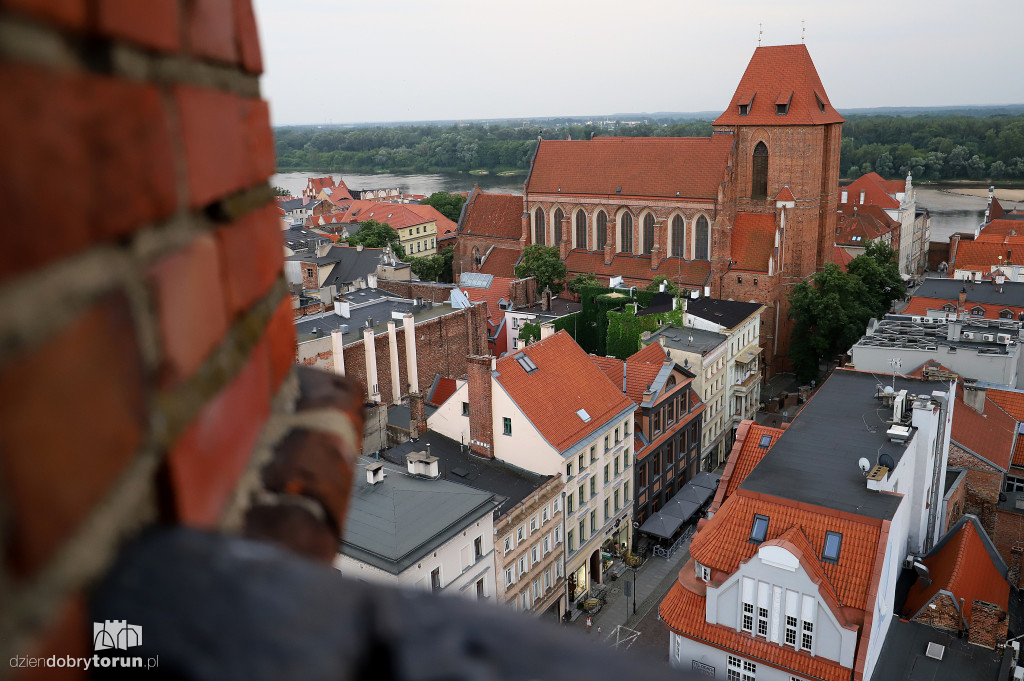 Nocne wejście na wieżę ratusza w Toruniu