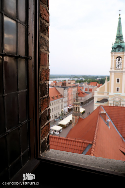 Nocne wejście na wieżę ratusza w Toruniu