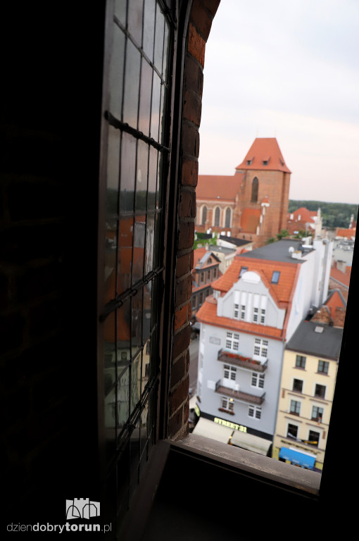 Nocne wejście na wieżę ratusza w Toruniu