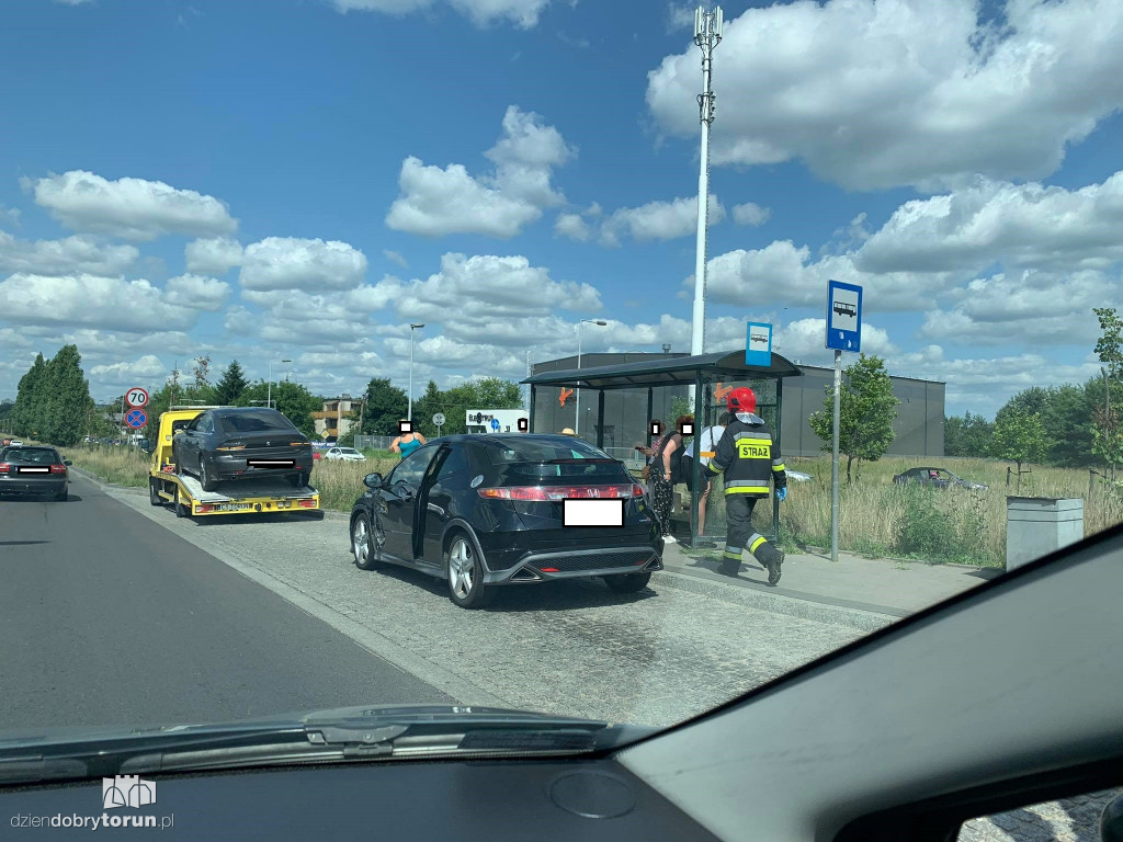 Kolizja osobówek przy Olęderskiej w Toruniu