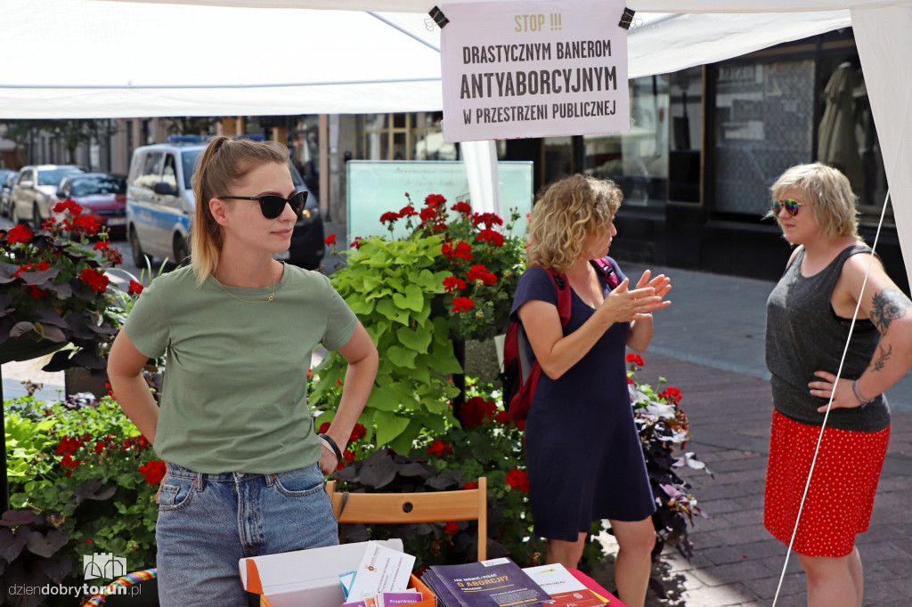 Stop drastycznym banerom w Toruniu