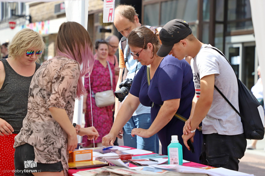 Stop drastycznym banerom w Toruniu