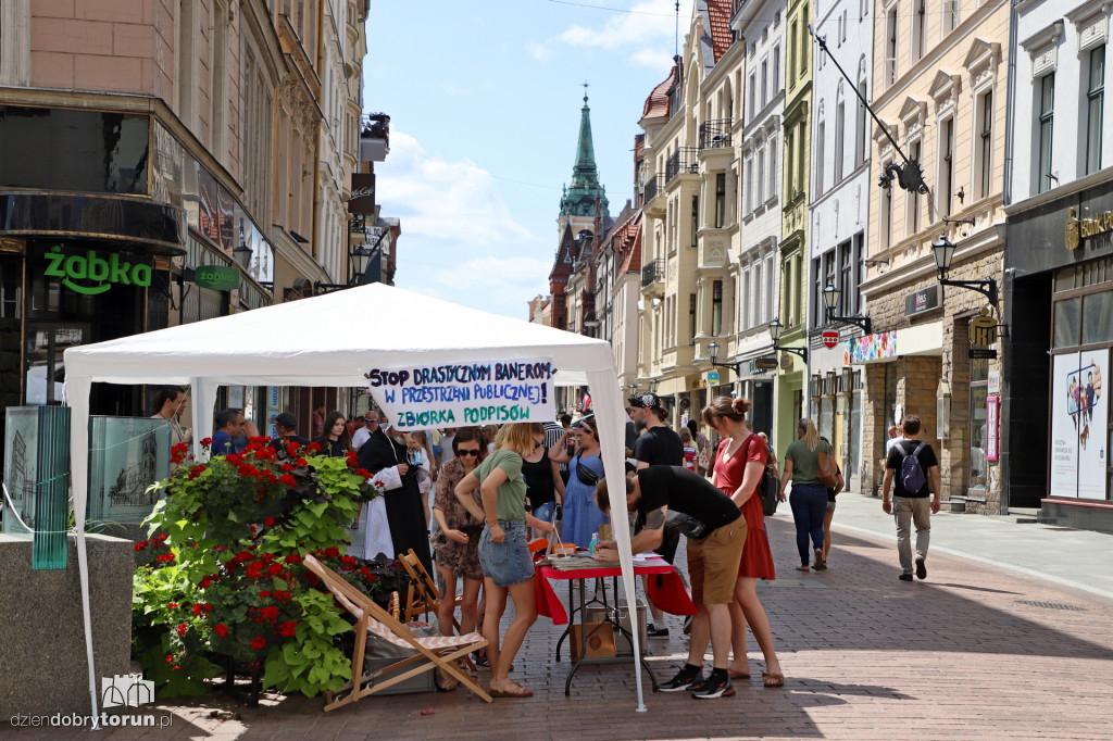 Stop drastycznym banerom w Toruniu