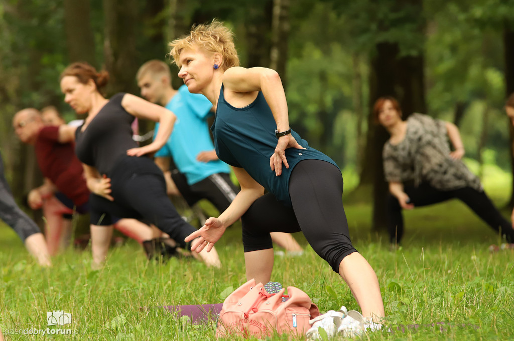 Weekendowa joga na trawie w Toruniu