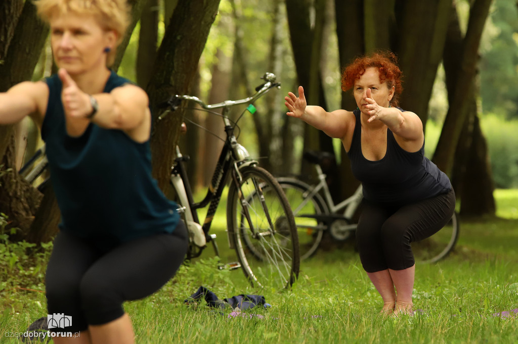 Weekendowa joga na trawie w Toruniu