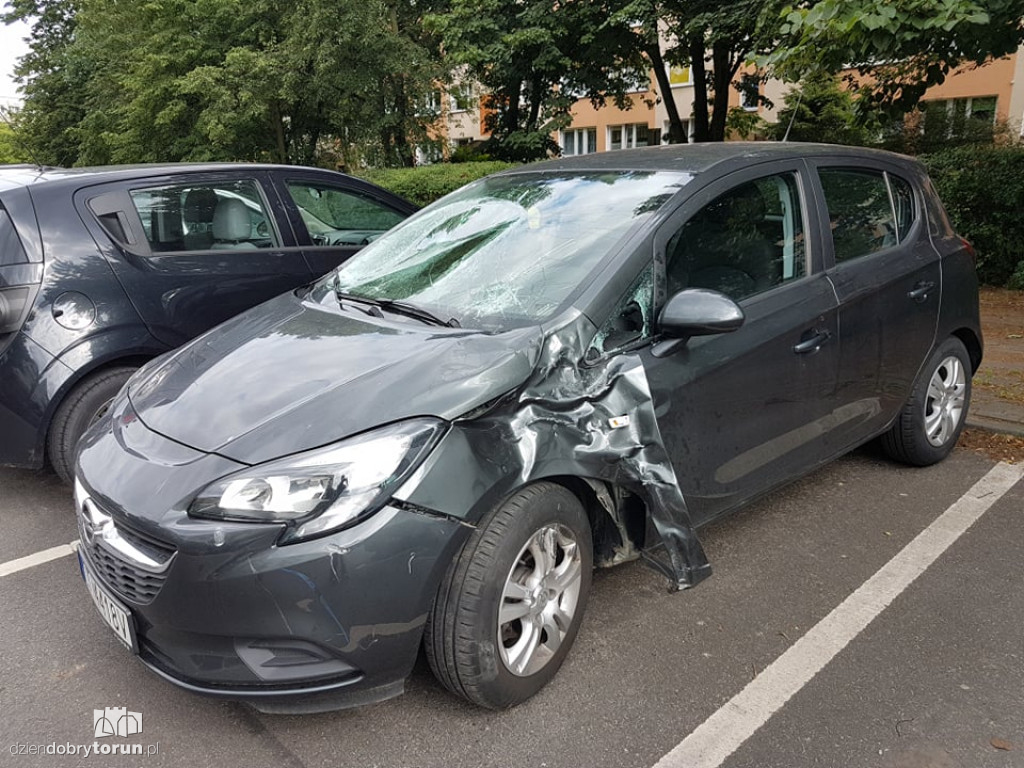 Toruń: osobówka wjechała w motocykl na Rubinkowie
