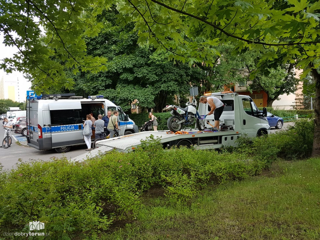 Toruń: osobówka wjechała w motocykl na Rubinkowie
