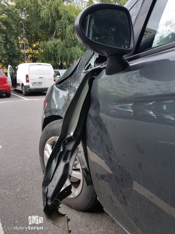 Toruń: osobówka wjechała w motocykl na Rubinkowie