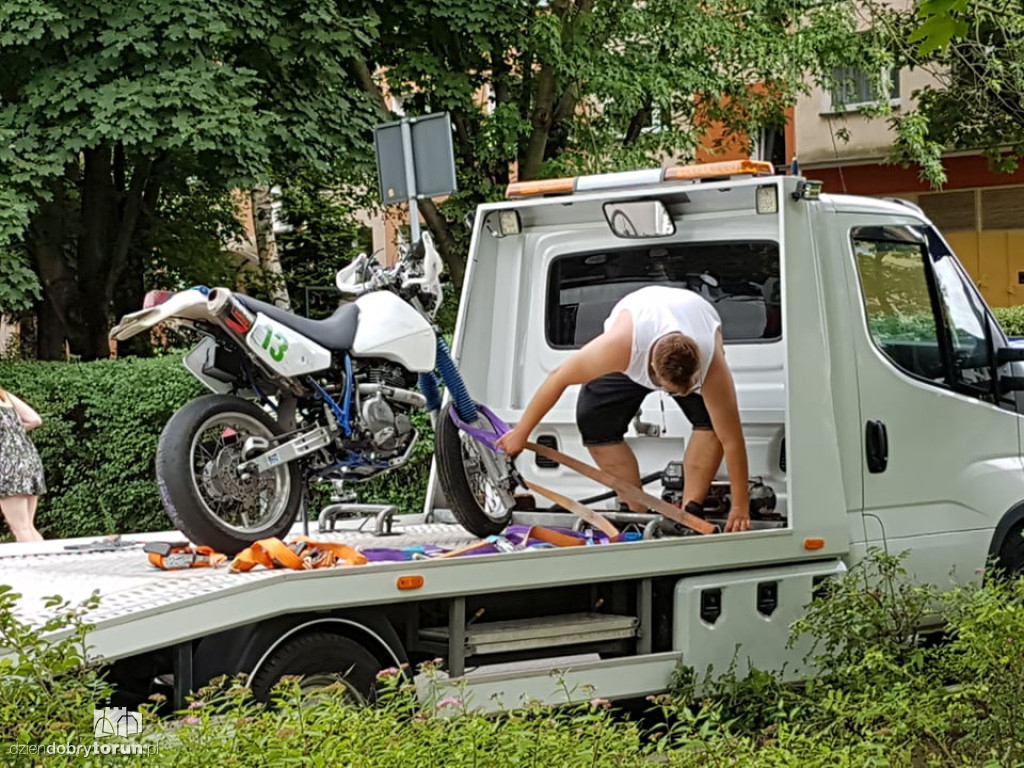 Toruń: osobówka wjechała w motocykl na Rubinkowie