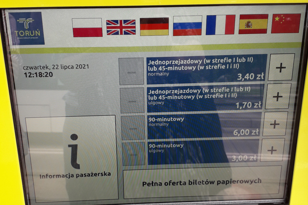 Biletomaty na węźle przesiadkowym
