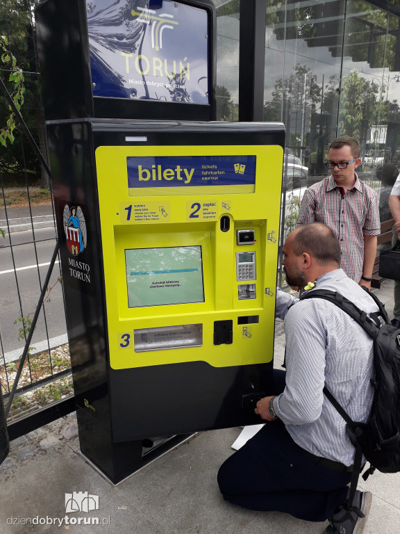 Biletomaty na węźle przesiadkowym