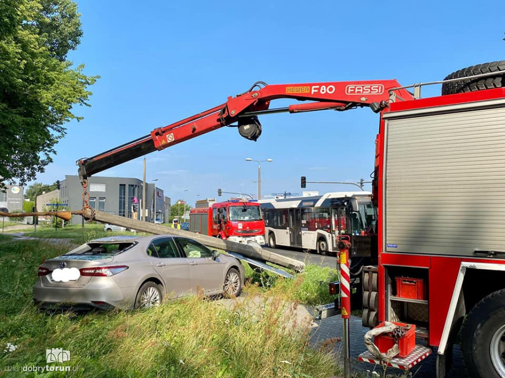 Toruń: latarnia przewróciła się na auto