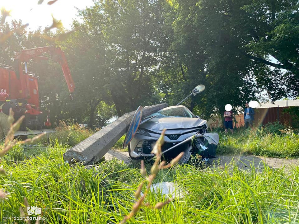 Toruń: latarnia przewróciła się na auto