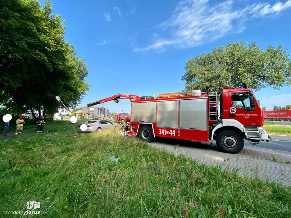 Toruń: latarnia przewróciła się na auto
