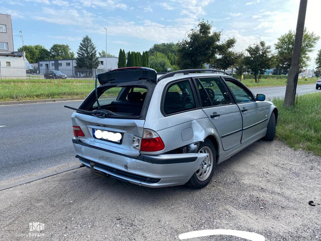 Toruń: latarnia przewróciła się na auto