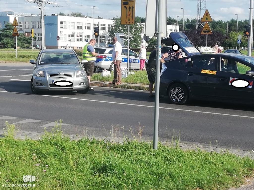 Toruń: zderzenie na rondzie Honorowych Dawców Krwi