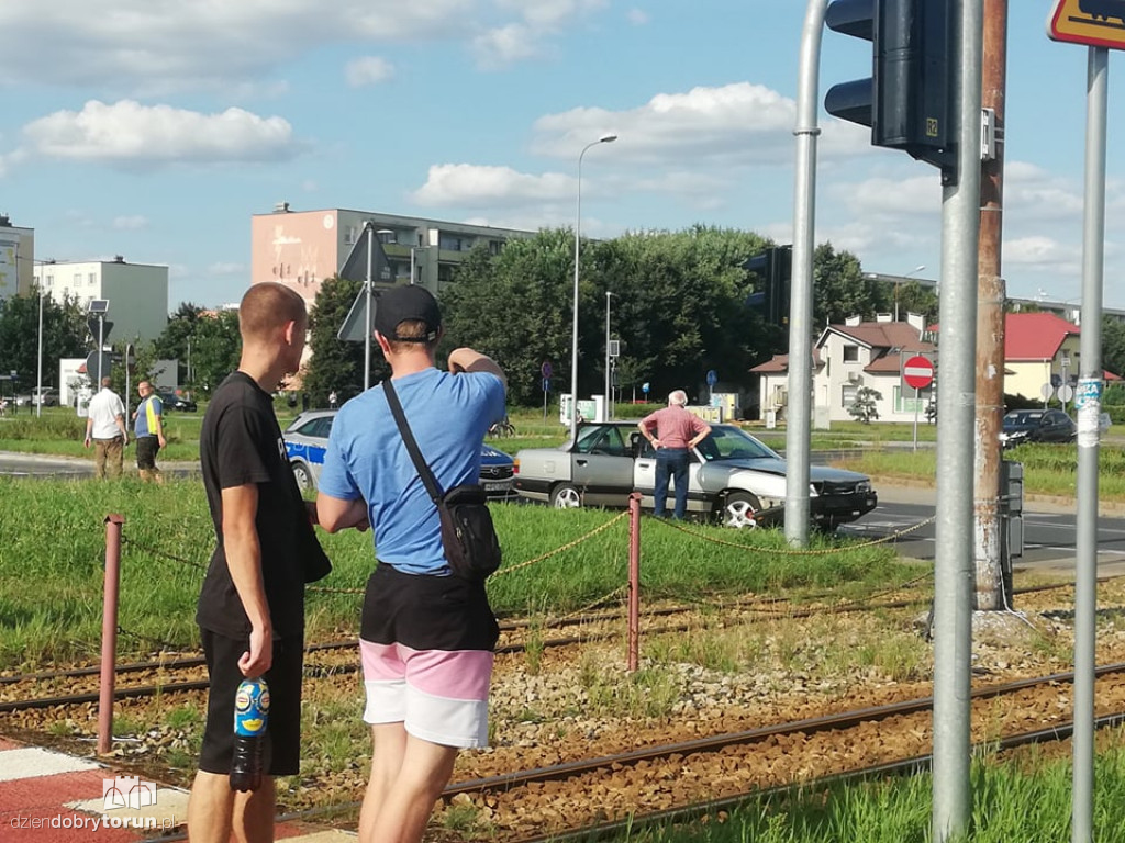 Toruń: zderzenie na rondzie Honorowych Dawców Krwi